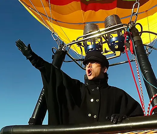 Mir a Joaqun Levinton volando en globo aerosttico en el video La Cancin del Supermercado de Turf.